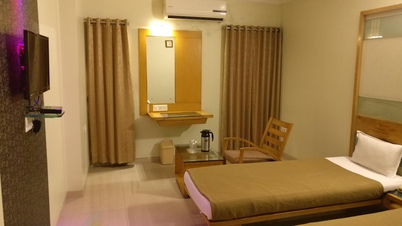 Hotel Easy Retreat Vapi Exteriör bild